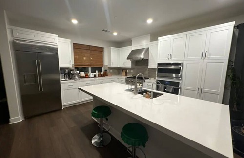 Simi Valley Bed & Breakfast | Clean & Comfy Private Room- Perfect for Your Stay!