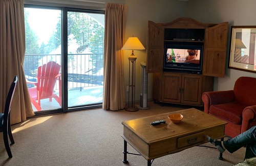 Central Okanagan Condo | Clean Condo on beautiful Lake Okanagan Resort