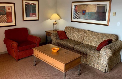 Central Okanagan Condo | Clean Condo on beautiful Lake Okanagan Resort