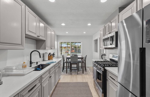 Baldwin Park House | Clean Cozy 3 bdrm house Fully Reno w Premium bedding Comfortable Furn near DTLA