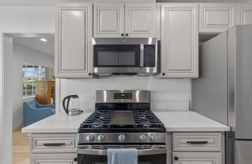 Baldwin Park House | Clean Cozy 3 bdrm house Fully Reno w Premium bedding Comfortable Furn near DTLA