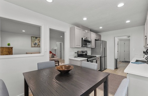 Baldwin Park House | Clean Cozy 3 bdrm house Fully Reno w Premium bedding Comfortable Furn near DTLA