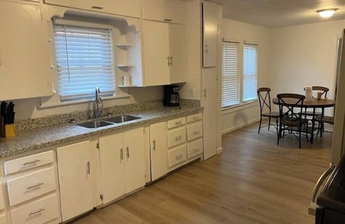 South Overton House | Clean & Cozy 3 BR/1 BA Walkable to Texas Tech