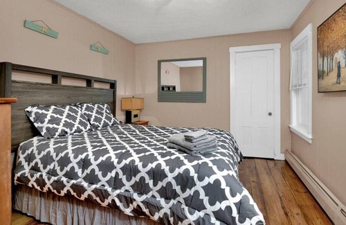 Southern Coast Apartment | Clean & Cozy Apartment Near Downtown Saco