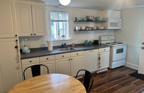 Old Orchard Beach Cottage | Clean cozy cottage 1 mile from beach.