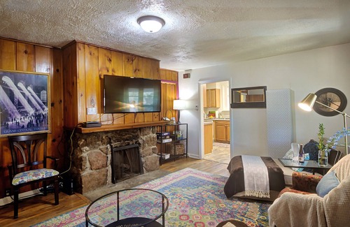 Rogers Park Cottage | Clean, Cozy, Comfy, Great Location, Pets Welcome, Well Equipped Kitchen.