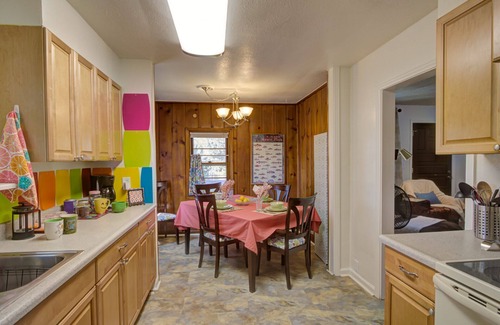 Rogers Park Cottage | Clean, Cozy, Comfy, Great Location, Pets Welcome, Well Equipped Kitchen.