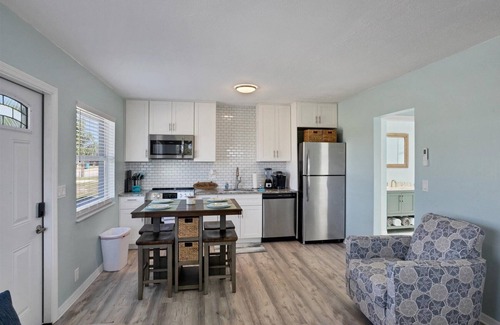 Grove City House | CLEAN,Great Location,Dockage Available,HEATED Pool,3 Units, HUGE Back yard.