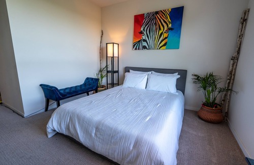 Wauwatosa Apartment | Clean, Green, and Serene! A Wauwatosa Gem! PEACEFUL