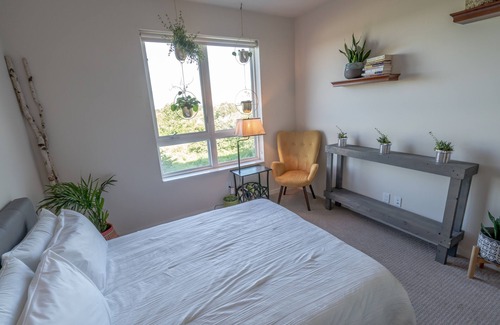 Wauwatosa Apartment | Clean, Green, and Serene! A Wauwatosa Gem! PEACEFUL