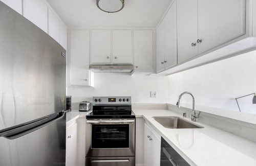 Miracle Mile Apartment | Clean Mid-Wilshire 1BR w/Pool, near Restaurants & Shops, by Blueground