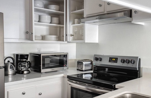 Miracle Mile Apartment | Clean Mid-Wilshire 1BR w/Pool, near Restaurants & Shops, by Blueground