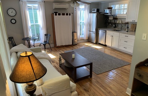East Carrollton House | Clean/no smells. Seven blocks to antique New Orleans street car to Quarter.