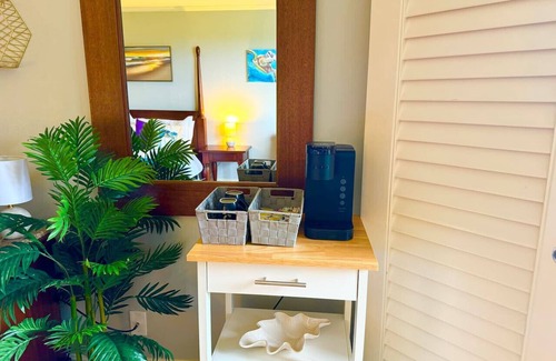 Hanamaulu Apartment | Clean Oceanview Elegance with King Bed