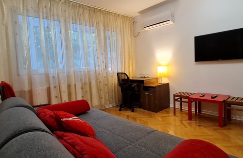 Sector 3 Apartment | Clean & Quiet Apartment with garden view, self & early check-in, late check-out!