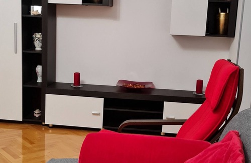 Sector 3 Apartment | Clean & Quiet Apartment with garden view, self & early check-in, late check-out!