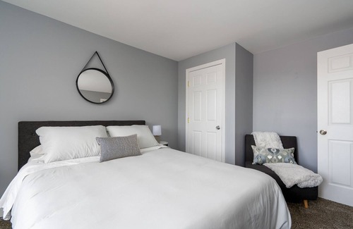 Manchester Apartment | Clean & Quiet Downtown 1BR Apartment w/ Parking