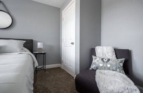 Manchester Apartment | Clean & Quiet Downtown 1BR Apartment w/ Parking