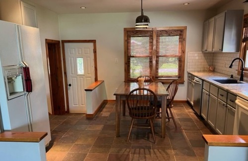 Fremont House | Clean/Quiet ranch home- 1 Block from Public Beach- Fremont