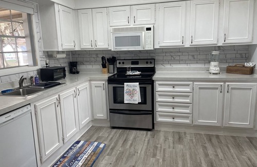 Fort McCoy House | Clean renovated LAKEFRONT home on spring fed Lake Kerr in Ocala National Forest.