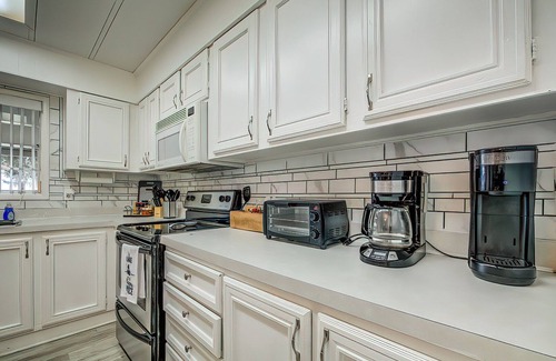 Fort McCoy House | Clean renovated LAKEFRONT home on spring fed Lake Kerr in Ocala National Forest.