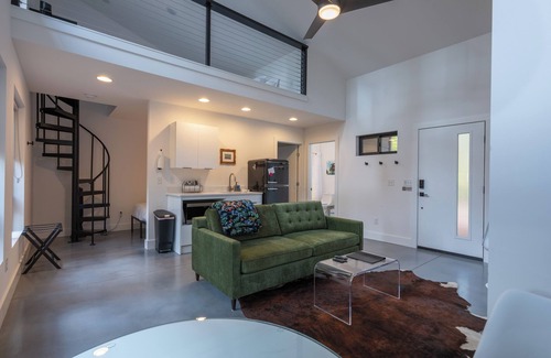 Cookeville Hotel | *Cleaning Fee Included* Mini modern cabin nestled in the peaceful hills between Jackson and Putnam County, minutes away from CUMMINS FALLS STATE PARK. Designed for comfort and style, this vacation rental seamlessly blends modern charm with wooded s