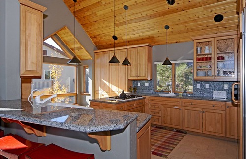 Talmont House | Clearview - 5 BR Panoramic Lake Views- Hot Tub, Pool Table