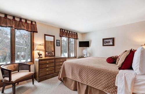 Eagle River Apartment | Cleerwood Village #252