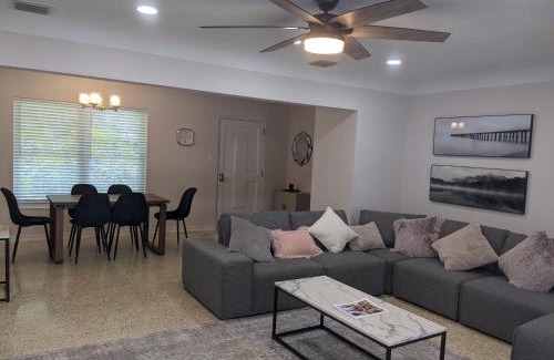 Arlington Park House | Clematis House near Arlington Park with Heated Pool