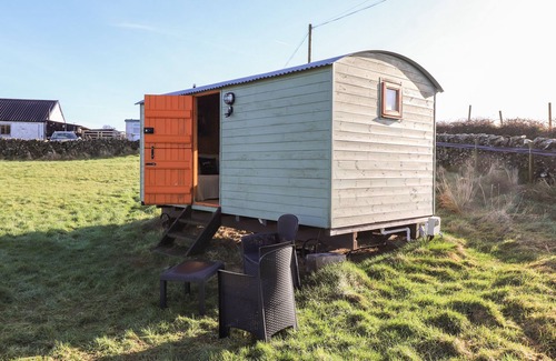 Dumfries Cottage | CLEMENTINE SHEPHERD'S HUT, romantic, with a garden in Dumfries