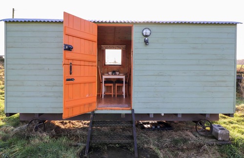 Dumfries Cottage | CLEMENTINE SHEPHERD'S HUT, romantic, with a garden in Dumfries