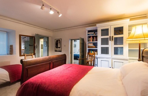 Kenmare Apartment | Cleo Gallery Apartments