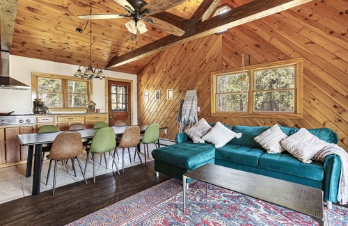 Mount Marion House | Cleo’s Cabin: Private Retreat with Fenced Dog Run