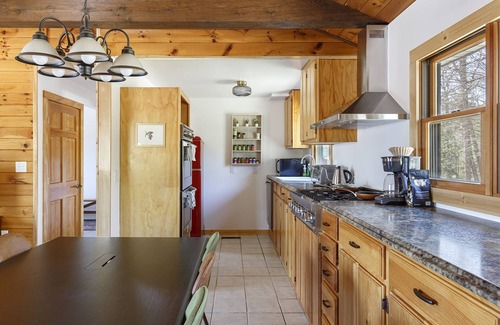 Mount Marion House | Cleo’s Cabin: Private Retreat with Fenced Dog Run