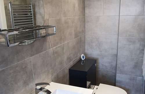Thornton-Cleveleys Apartment | Cleveleys apartment with free parking