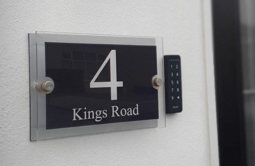 Thornton-Cleveleys Apartment | Cleveleys apartment with free parking