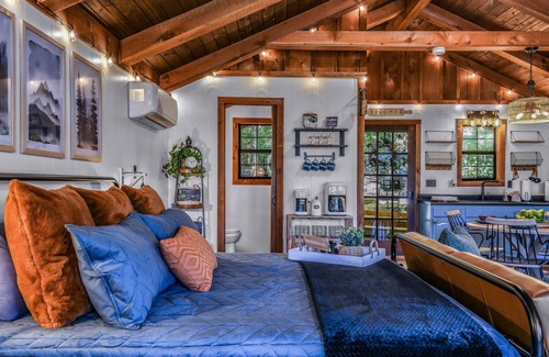 Townsend Cabin | Cliff Haven (1-Bedroom Cabin) by RedAwning