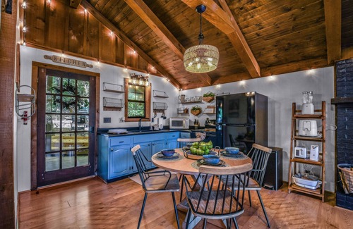 Townsend Cabin | Cliff Haven (1-Bedroom Cabin) by RedAwning