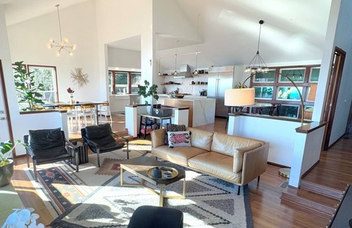 Bremerton House | Cliff house with 5 king bedrooms, Sauna, and 2 Hot Tubs!