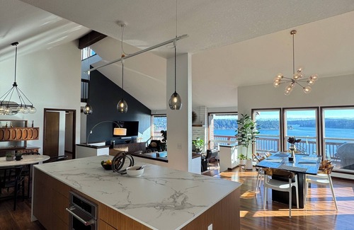 Bremerton House | Cliff house with 5 king bedrooms, Sauna, and 2 Hot Tubs!
