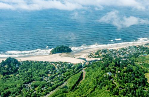 Rockaway Beach House | Cliff Retreat