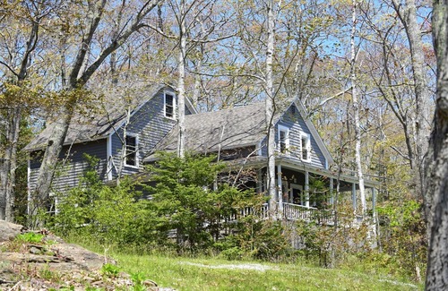 Chamberlain House | Cliffhanger Cottage- Perched high on a hill overlooking the open ocean