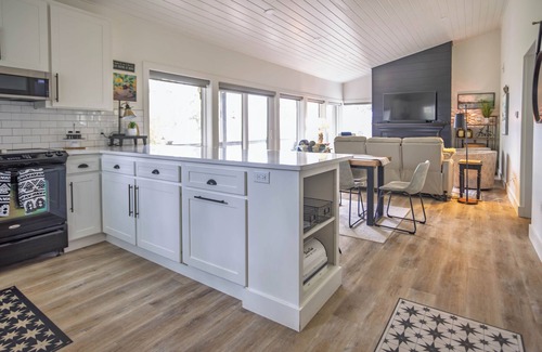 Fairfield Bay Condo | Cliffside Escape – Cozy 2BR/2BA Condo with Scenic Views