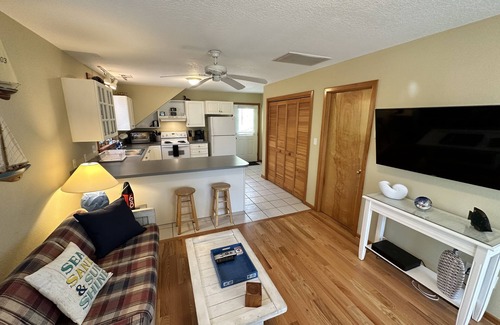 Colington Apartment | Cliffside Retreat: On Roanoke Sound