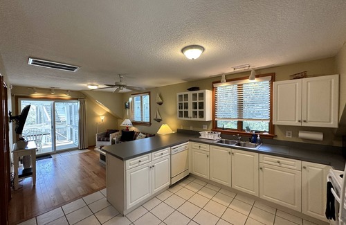Colington Apartment | Cliffside Retreat: On Roanoke Sound