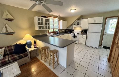 Colington Apartment | Cliffside Retreat: On Roanoke Sound