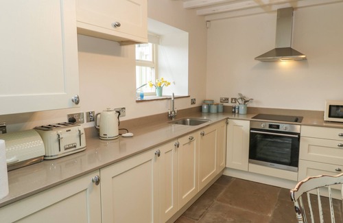 Oldham Cottage | CLOCK COTTAGE, family friendly, with hot tub in Saddleworth