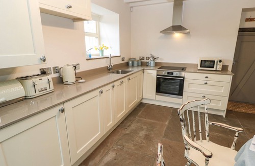 Oldham Cottage | CLOCK COTTAGE, family friendly, with hot tub in Saddleworth