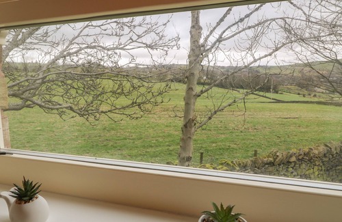 Oldham Cottage | CLOCK COTTAGE, family friendly, with hot tub in Saddleworth