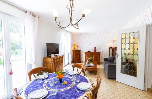 Amboise House | Clos Fleuri : Amboise Home with Amazing Gardens